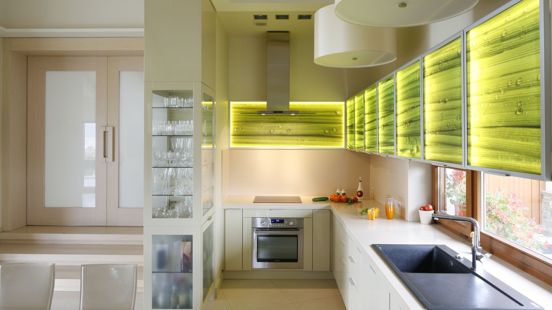 Pomysł na szafki kuchenne: dekoracyjne szklane fronty