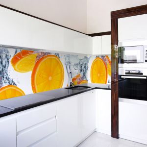 Soczyste pomarańcze to jeden z najbardziej popularnych motywów owocowych na fototapety. I nic w tym dziwnego skoro ich kolor pobudza apetyt i wnosi do wnętrza spora dawkę energii. Fot. Art of Wall.