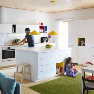 Nowoczesne meble kuchenne IKEA Metod zapewniają wygodne blaty robocze oraz sporo miejsca na przechowywanie. Biel nadaje wnętrzu lekkości i świeżości, a kolorowe akcenty pięknie je ożywiają. Fot. IKEA.