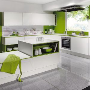 Biała zabudowa kuchenna doskonale prezentuje się na tle zielonych ścian. Fot. Nobilia.