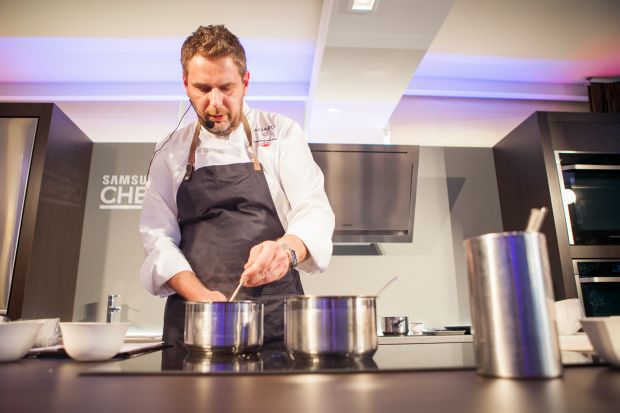 Wojciech Modest Amaro, jeden z najwybitniejszych kucharzy w Polsce został twarzą Samsung Chef Collection - nowej linii urządzeń kuchennych klasy premium. Produkty powstały z myślą o domowych pasjonatach sztuki kulinarnej, którzy chcą przygotowywa