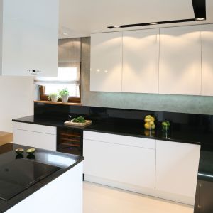 Wykonana na zamówienie zabudowa kuchenna jest
utrzymana w minimalistycznym stylu. 