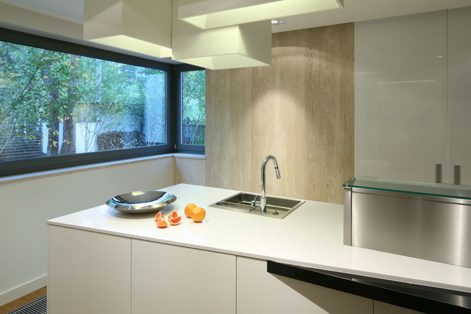 Reprezentacyjna część kuchni urządzona jest
w stylu minimalistycznym. Dominującą kompozycję bieli i czerni ociepla podłoga z dębowych desek. 
