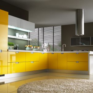 Kuchnia z programu Lux marki Aike dostępna m.in. w żółtym, słonecznym kolorze lakierowanych na wysoki połysk frontów. Fot. Aike. 