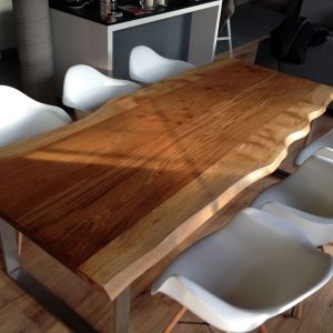 Ręcznie wykonany stół Trebord z litego drewna dębowego olejowanego. Fot. Trebord.