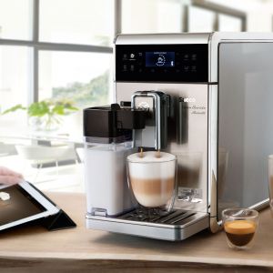 W pełni automatyczny ekspres do kawy Saeco GRANBARISTO AVANTI pozwala na przygotowanie aż 18 różnych napojów kawowych, które dzięki łatwej w użyciu aplikacji Avanti dostępne są za dotknięciem palca; możliwość sterowania za pomocą tabletu. 7.159 zł. Fot. Saeco.