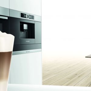 Ekspres do kawy BOSCH SERIE 8 wyposażony jest w szereg inteligentnych funkcji. Gwarantuje wyśmienity smak kawy, wygodę użytkowania oraz wyrafinowany design. 7.609 zł. Fot. Bosch.