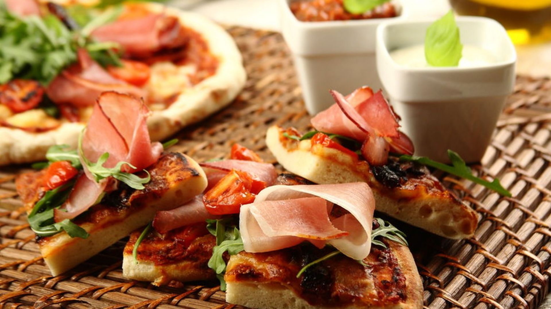 Pizza z suszonymi pomidorami, szynką parmeńską i rukolą. Fot. Knorr.