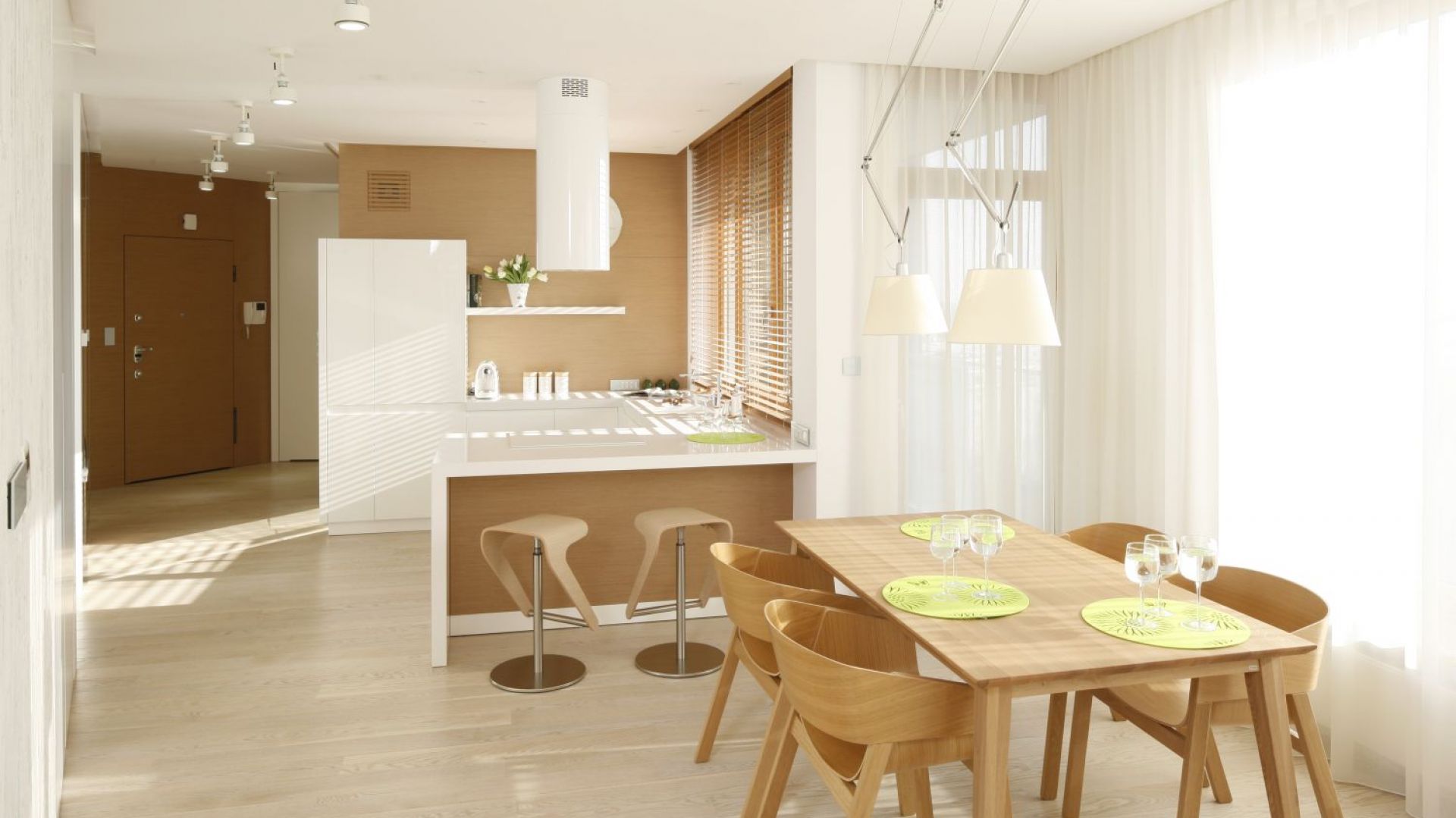 W przestronnym apartamencie dominuje drewno w jasnym wybarwieniu. nie mogło zabraknąć go i w otwartej kuchni. Projekt Maciej Brzostek. Fot. Bartosz Jarosz.