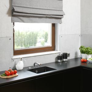 Szara barwa tynku doskonale imituje architektoniczny beton, nadając kuchni minimalistyczny wyraz.  Projekt: Małgorzata Łyszczarz. Fot. Bartosz Jarosz.