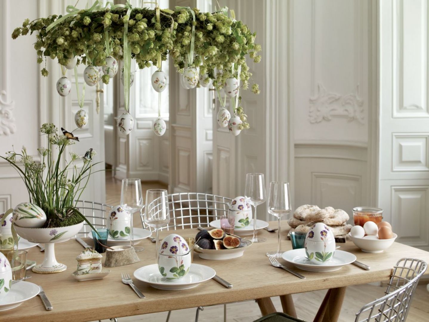 Piękne porcelanowe jaja oraz zawieszki w kształcie jaj stanowią główną dekorację tego wielkanocnego stołu. Fot. Royal Copenhagen.