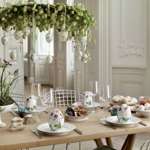 Piękne porcelanowe jaja oraz zawieszki w kształcie jaj stanowią główną dekorację tego wielkanocnego stołu. Fot. Royal Copenhagen.
