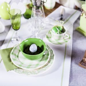 Na wielkanocnym stole pięknie prezentować się będą wszelkie przedmioty w najbardziej wiosennym kolorze: zieleni. Fot. Duka.