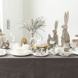 Wielkanocny stół możemy urządzić również w kolorze delikatnych szarości i bieli, nawiązujących do... wiosennych bazi. Fot. Duka.