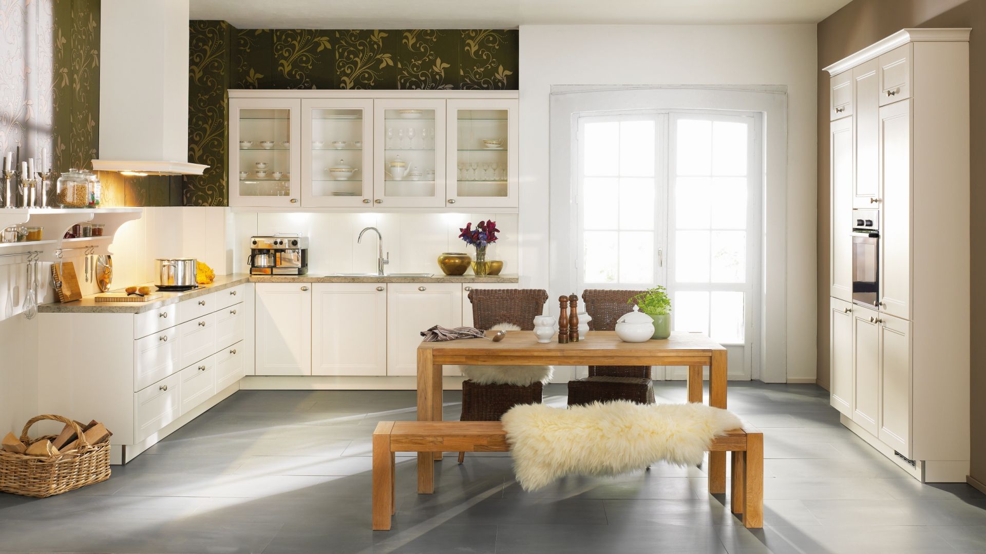Idealne do większych, otwartych kuchni. Fronty typu rama lakierowane, matowe. Do wyboru kolory magnolia soft mat i sahara soft mat. Eleganckie
blaty wykonano z wysokogatunkowej płyty laminowanej. Na zdjęciu: meble kuchenne
Windsor marki Nolte Küchen. Fot. Nolte Küchen.