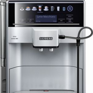 EQ.6 TE603201RW – parzy wszystkie rodzaje kawy, także dwie równocześnie (jednym przyciskiem); SensoFlow System dba, by temperatura parzenia
była optymalna przez cały proces parzenia (90-95°C);
młynek; automatyczne czyszczenie przewodów i  systemu spieniania mleka z wykorzystaniem
pary; zbiornik na wodę o poj. 1,7 l; 4.299 zł. Fot.  Siemens.