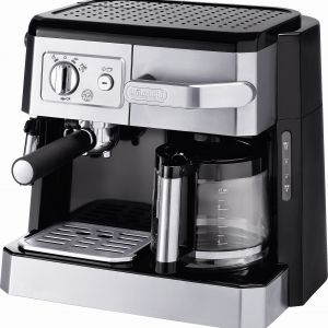 BCO 420 – ekspres kombinowany (przelewowy oraz wysokociśnieniowy), dzięki temu można  przygotować wszystkie rodzaje kawy, w tym z mleczną pianką (specjalny system Cappuccino); na kawę mieloną i w saszetkach; podgrzewana podstawa i szklany dzbanek; filtr zmiękczający wodę w części espresso i filtr chloru w części
przelewowej; zbiornik na wodę o poj. 1,4 l; 669 zł. Fot. De`Longhi.