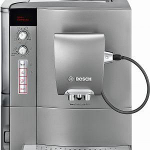 TES50621RW VeroCafe LattePro – parzy różne kawy, w tym z mleczną pianką; funkcje One-Touch dla espresso, kawy, cappuccino, latte macchiato oraz
aromaDoubleShot dla wydobycia bardziej intensywnego aromatu; wyposażony w młynek
i podświetlenie; zbiornik na wodę o poj. 1,7 l (można
zainstalować filtr); 2.899 zł (antracytowy). Fot. Bosch.