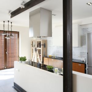 Konstrukcja wykonana z szyn pełni rolę ażurowej 
ściany między kuchnią a salonem. Ten spektakularny 
element aranżacji wzmacnia jej industrialny charakter.