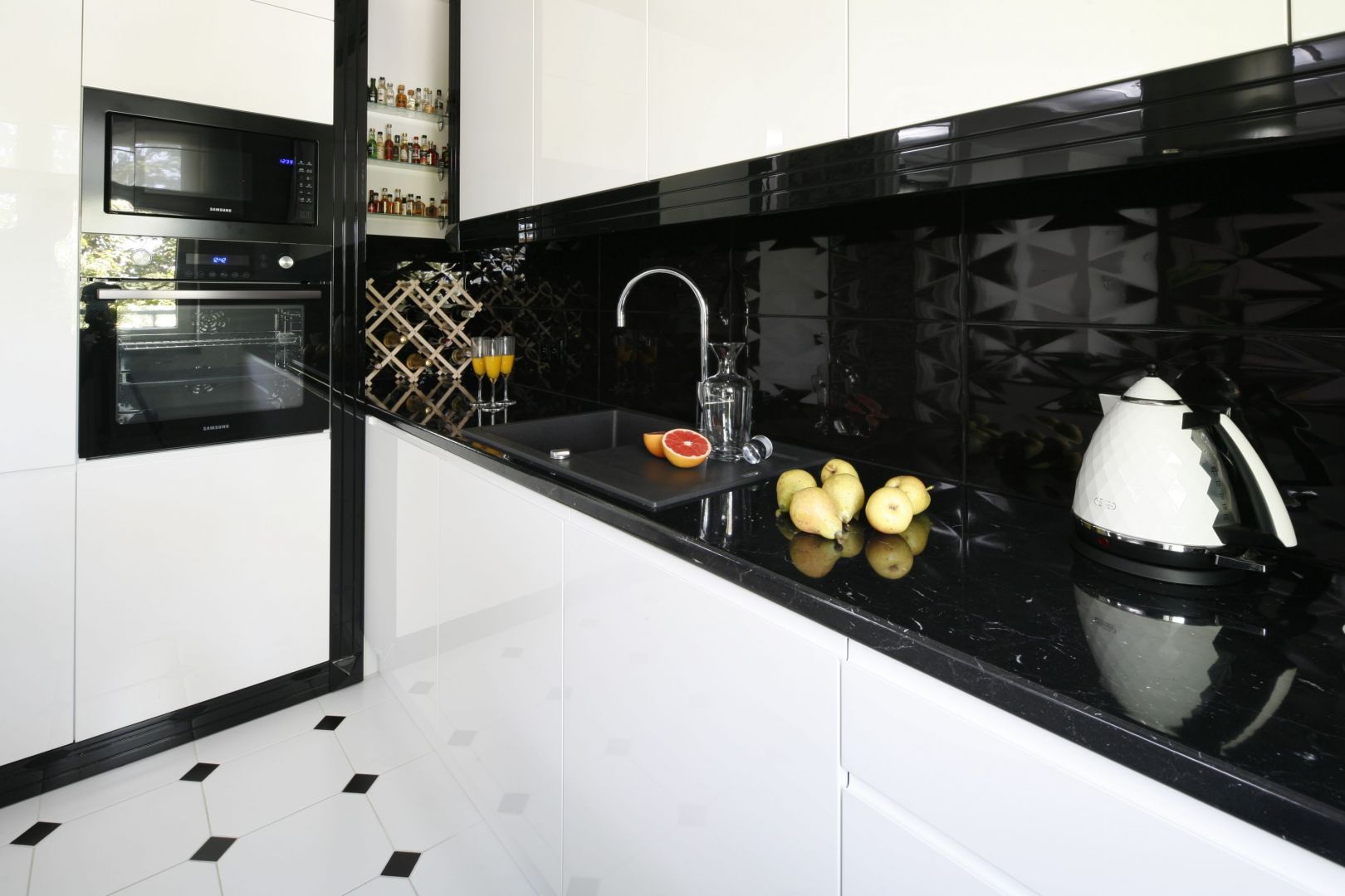 W urządzonej w stylu glamour kuchni postawiono na czarne płytki z efektem 3D. Projekt Katarzyna Mikulska-Sękalska. fot. Bartosz Jarosz.