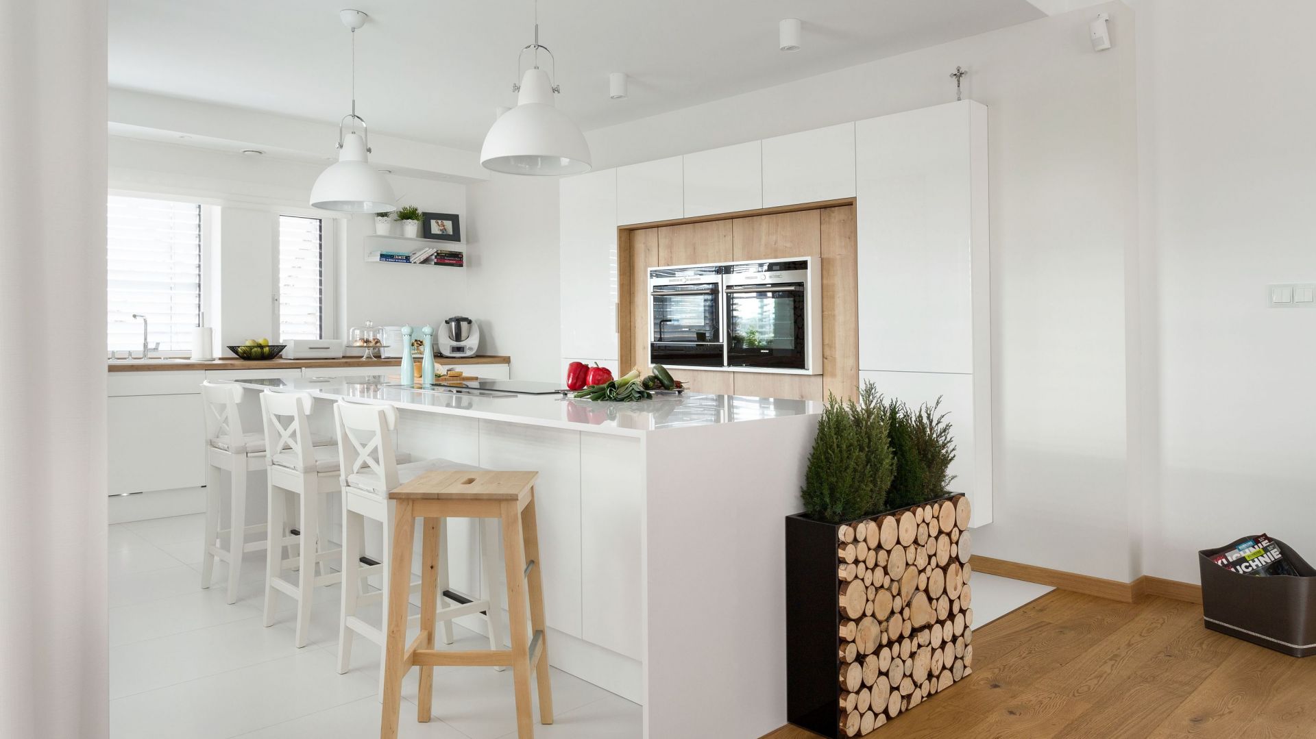 Biała kuchnia ocieplona drewnem: gotowy projekt wnętrza