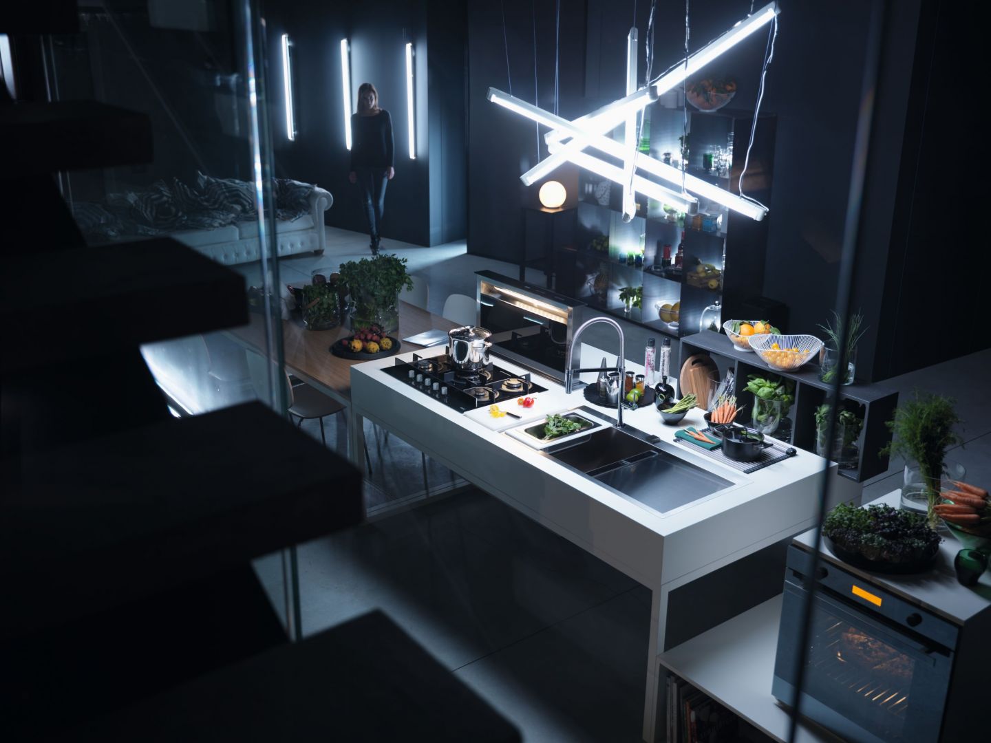 Zlewozmywak, płyta grzewcza i piekarnik z linii CRYSTAL BLACK - wyjątkowe połączenie elegancji z innowacyjną technologią, które idealnie sprawdza się w przestrzeni kuchennej, subtelnie łączącej się z salonem. Franke.