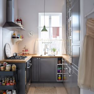 Zabudowa do sufitu pozwala maksymalnie wykorzystać przestrzeń. Aby wizualnie powiększyć kuchnię, w przeszklonych szafkach można zainstalować oświetlenie. Na zdjęciu: meble Metod firmy IKEA