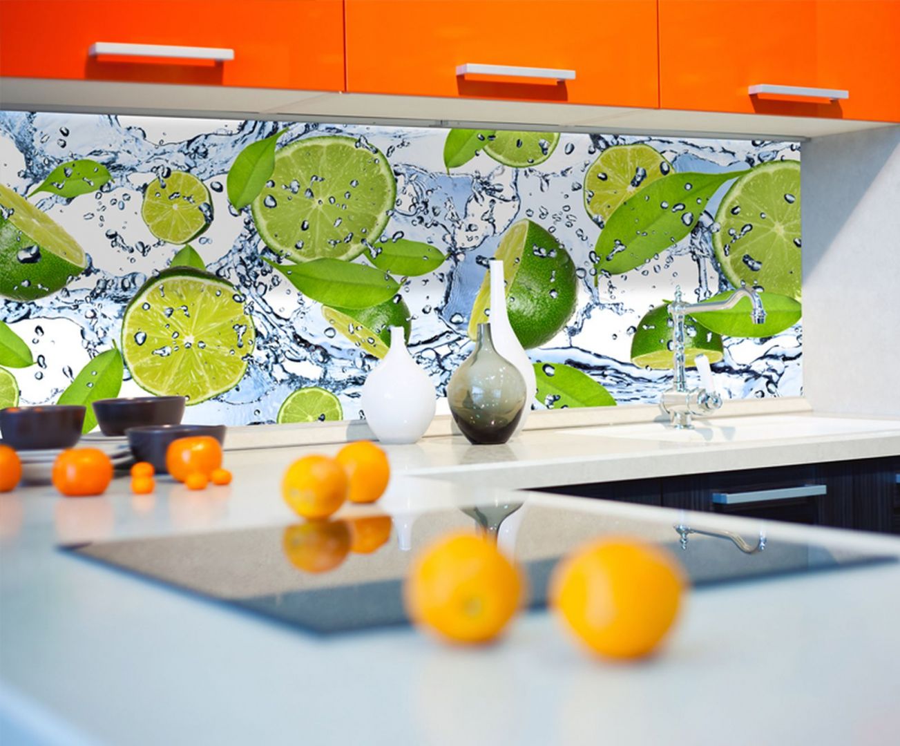 Orzeźwiające limonki na fototapecie nad blat w kuchni ożywią jej przestrzeń, wnosząc do wnętrza codzienna porcje dodatkowej energii. Fot. Livingstyle.pl. 