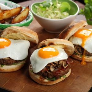 Amerykańskie burgery z pieczarkami i sadzonym jajem. Fot. Knorr.