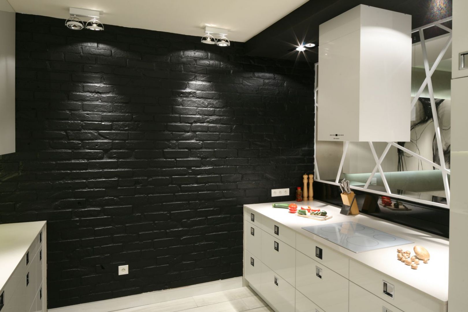 W kuchni jedna ze ścian wyłożona została cegłą pomalowaną na czarno. Projekt Dominik Respondek. Fot. Bartosz Jarosz.