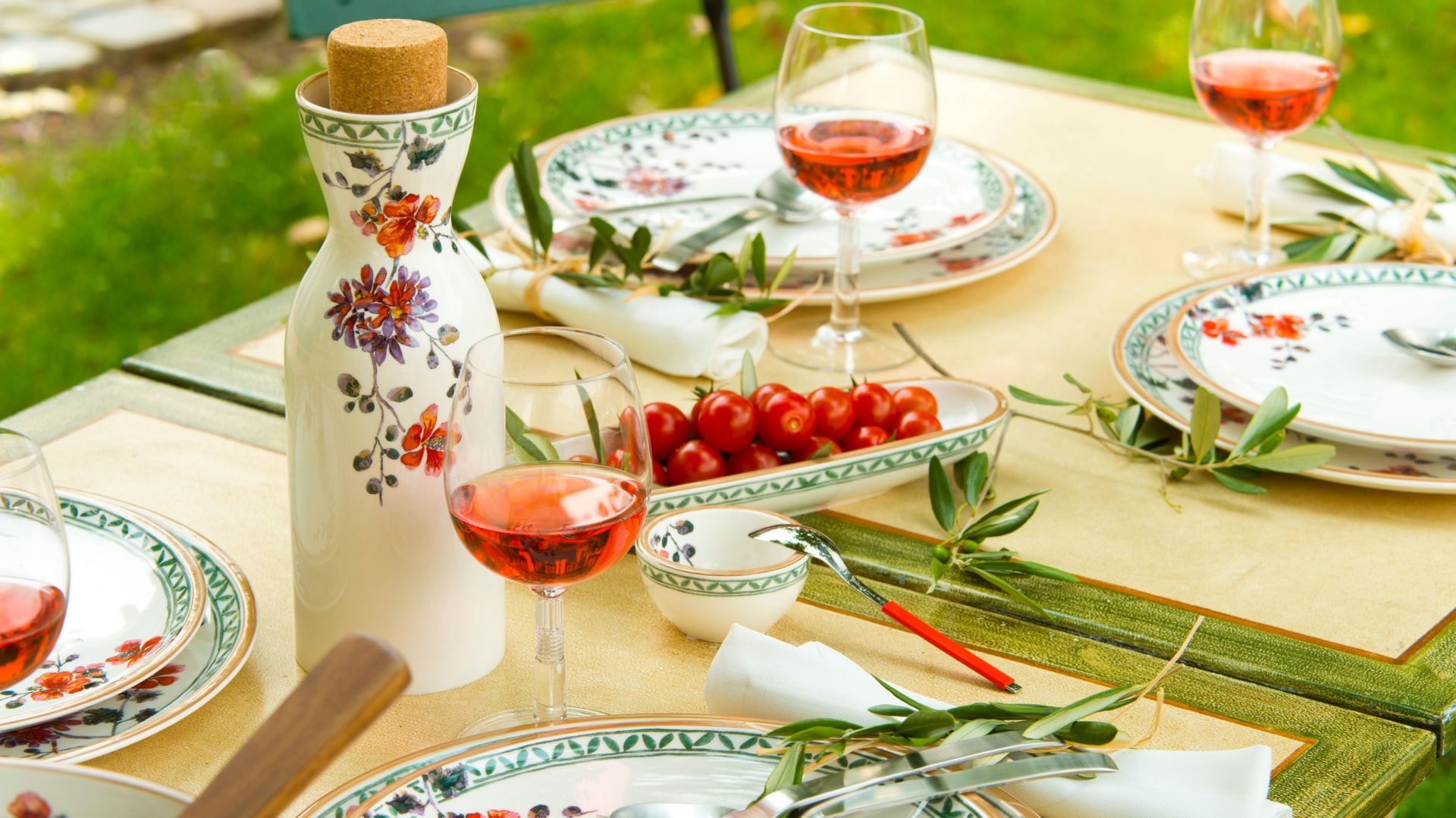 Lato na talerzu –   kwiatowe kolekcje porcelany idealne na plener 