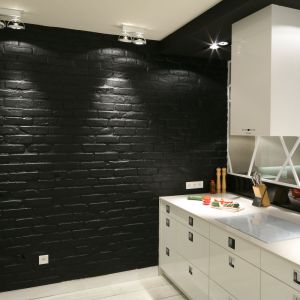 W kuchni jedna ze ścian wyłożona została cegłą pomalowaną na czarno. Projekt Dominik Respondek. Fot. Bartosz Jarosz.