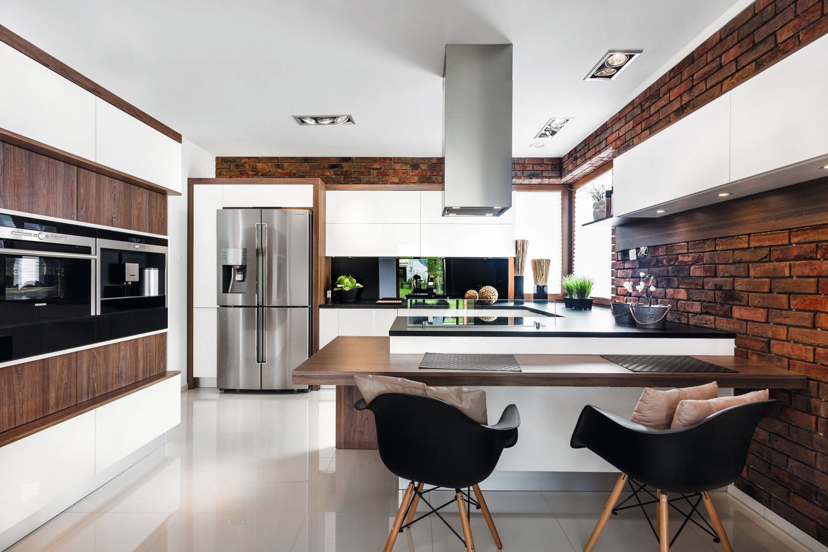 Kuchnia Brick II to klasyczne zestawienie bieli i drewna z dominującym akcentem - jakim jest cegła. 