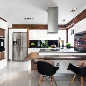 Kuchnia Brick II to klasyczne zestawienie bieli i drewna z dominującym akcentem - jakim jest cegła. 