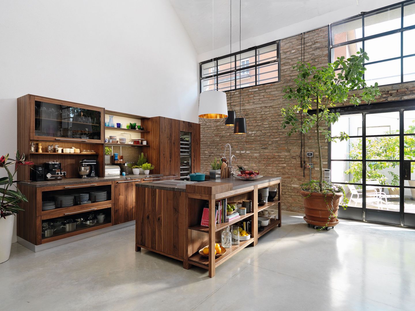 Loft to nowoczesna interpretacja tradycyjnej przestrzeni kuchennej. Stworzona z myślą o miłośnikach życia w zgodzie z naturą urzeka kunszt wykonania mebli drewnianych. Team7