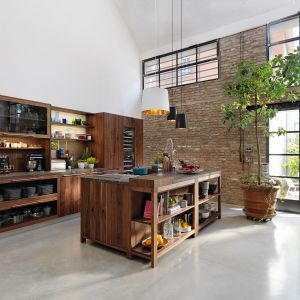 Loft to nowoczesna interpretacja tradycyjnej przestrzeni kuchennej. Stworzona z myślą o miłośnikach życia w zgodzie z naturą urzeka kunszt wykonania mebli drewnianych. Team7