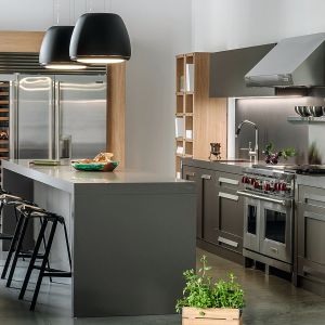 Model NY łączy klasyczny charakter amerykańskich kuchni z minimalizmem. Frezowane fronty wykończone w matowym, grafitowo-brązowym lakierze, który zmienia odcień w zależności od rodzaju światła i kąta jego padania. Zajc Kuchnie