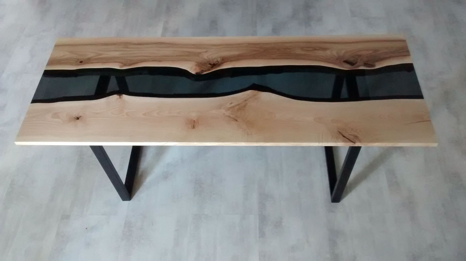 Jak pielęgnować drewniany stół
