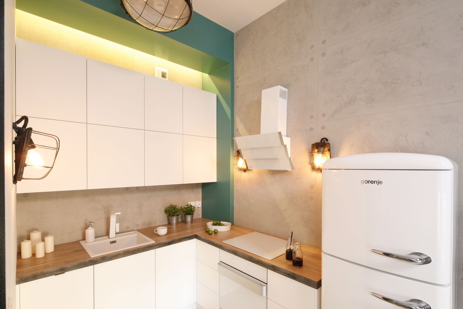 W kuchni w stylu loft betonowa ściana łączy jej przestrzeń z salonem. Projekt Nowa Papiernia. Fot. Bartosz Jarosz.