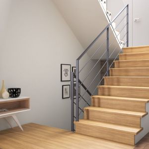Obłożenie schodów betonowych drewnem dębowym, z ciemnoszarą poręczą Weld wykonaną z profili stalowych (cena ok. 13 tys. zł brutto w ramach promocji obowiązującej w lutym 2017 r.)