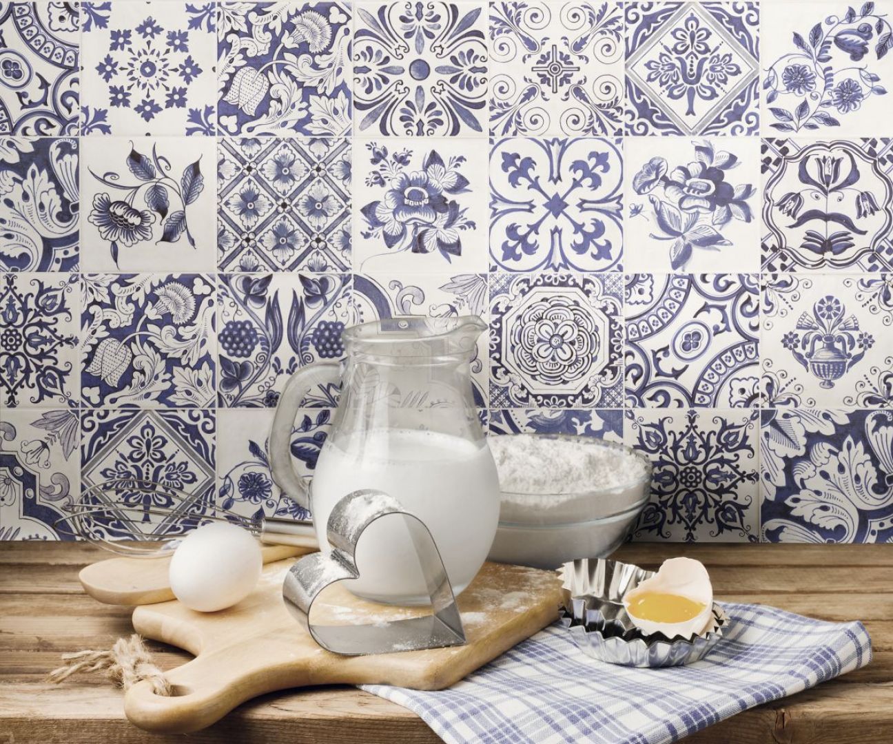 Płytki dekoracyjne z kolekcji Oporto marki Fabresa z kwiatowymi motywami w pięknej biało- niebieskiej tonacji. Fot. Fabresa.
