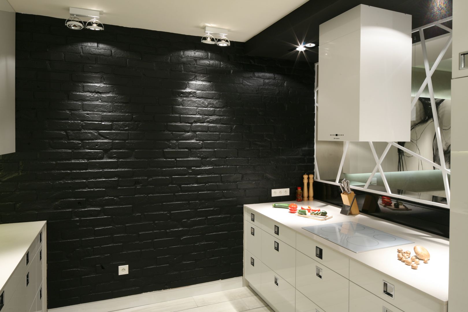 Czarna ściana w kuchni stanowi jej prawdziwą ozdobę. To cegła pomalowana i efektownie podświetlona. Projekt Dominik Respondek. Fot. Bartosz Jarosz.