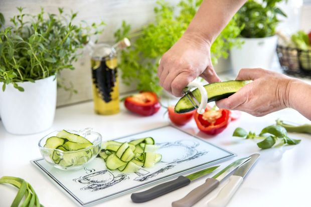W letnim, kuchennym warsztacie powinny obok warzyw i owoców znaleźć się praktyczne akcesoria, które pozwolą na przyrządzanie posiłków – garnki, patelnie, szklane salaterki, miski i miseczki, deski do krojenia i oczywiście niezastąpione noże 