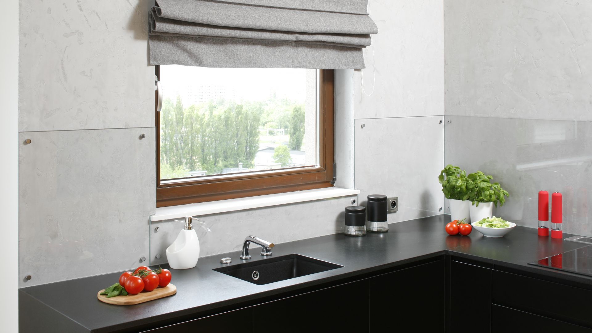 10 pomysłów na zmywanie pod oknem