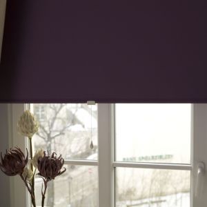 Zaciemniająca osłona okna w kolorze oberżyny fot. Franc Gardiner.