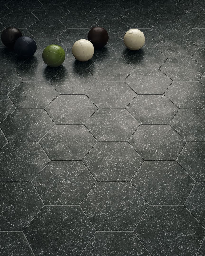 Płytki podłogowa Coralstone Grey w kształcie heksagonów po ułożeniu tworzą wzór w kształcie plastra miodu. Equipe
