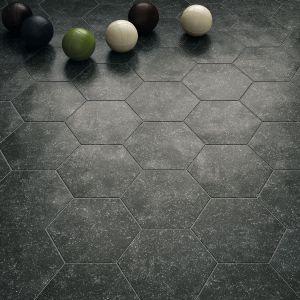 Płytki podłogowa Coralstone Grey w kształcie heksagonów po ułożeniu tworzą wzór w kształcie plastra miodu. Equipe