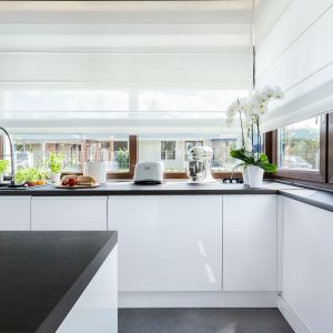 Jak zaaranżować okno w kuchni? Projekt Studio Meble Wach Max Kuchnie.
