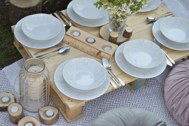 Piknik na trawie kojarzy Ci się wyłącznie z plastikowymi naczyniami? Czas to zmienić. Zabierz porcelanę w plener! Polskie Fabryki Porcelany „Ćmielów” i „Chodzież" proponują niezwykłą „koronkową” zastawę w przepięknej, subtelne
