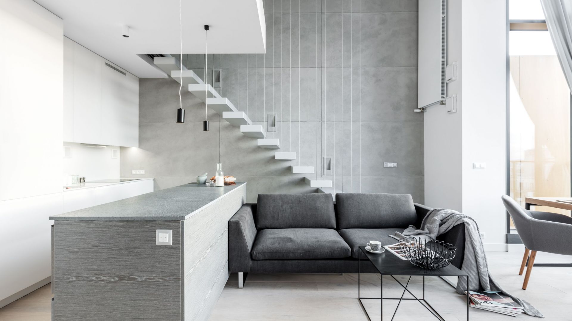 Mała kuchnia z wyspą. Projekt Decoroom. Fot. Pion Poziom.